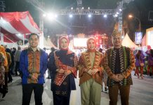Bupati Koltim dan Istri Ramaikan Karnaval Tenun Sultra 2023 di Kendari