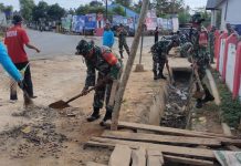 Koramil 1416-01/Katobu Bersama Muspika Kontunaga Bersihkan Pasar Desa Madodo