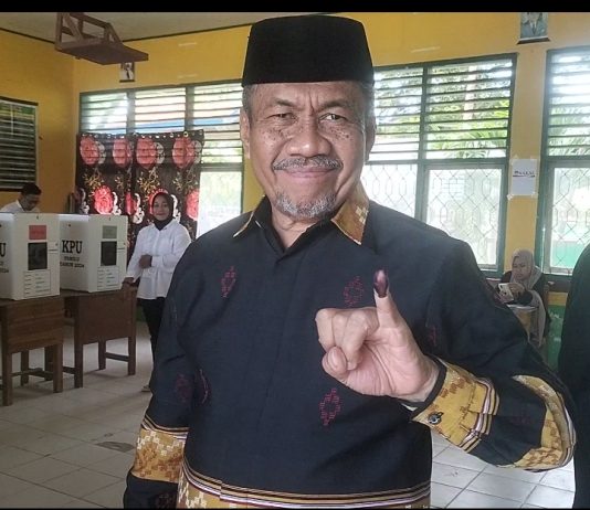 Pemilu 2024, Plt. Bupati Muna Bersama Istri Lakukan Pencoblosan di TPS 026