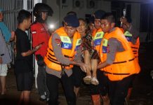 Pemukiman dan Rumah Sakit Diterjang Banjir, Brimob Polda Sultra Turun Tangan