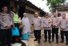 Bantu Korban Banjir, Karo SDM Polda Sultra Salurkan Bantuan Sosial di Asrama Polsek Kemaraya