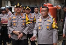 Wakapolda Sultra Pimpin Penyaluran Bantuan untuk Korban Banjir di Kendari