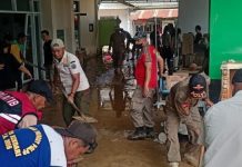 Sebanyak 70 Personil Satpol PP Bantu Bersihkan Rumah Pasca Banjir di Kecamatan Kendari Barat