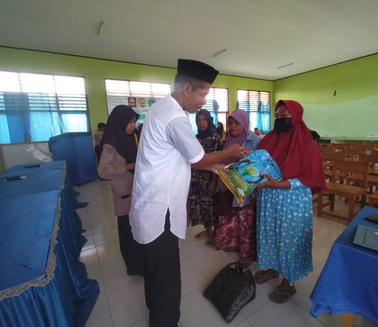Sambut Hari Raya Idul Fitri, SMAN 2 Kusambi Berbagi Puluhan Sembako Kepada Kaum Dhuafa