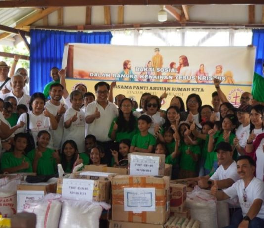 Panitia Perayaan Hari Kenaikan Yesus Kristus Berbagi Sembako di Dua Panti Asuhan