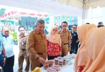 Muhammad Yusup Beli Abon Ikan Marlin Buatan Kecamatan Kendari