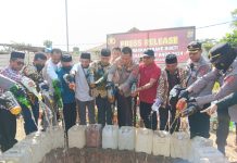 2 Ton Miras Tradisional dan 329 Botol Miras Bermerek Dimusnahkan Polresta Kendari