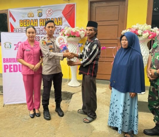 Polres Kolaka Bedah Rumah Warga yang Kurang Mampu