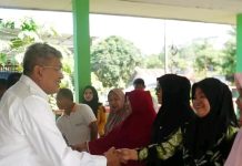 Bentuk Kepedulian Pemerintah, Pj Wali Kota Kendari Serahkan Bantuan Kepada Korban Banjir