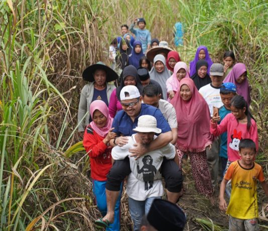 Warga Tondowatu Girang Saat Didatangi Bupati Koltim, Sampai Digendong