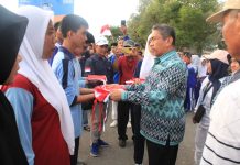 Sambut HUT RI ke-79, Plt Bupati Muna Serahkan Bendera Merah Putih Secara Simbolik Kepada Siswa
