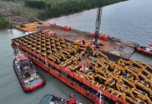 Ratusan Alat Berat Pesanan Haji Isam dari Cina Tiba di Pelabuhan Wanam Papua