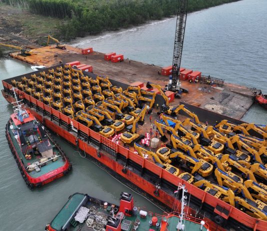 Ratusan Alat Berat Pesanan Haji Isam dari Cina Tiba di Pelabuhan Wanam Papua