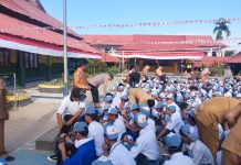 Polsek Poasia Razia Tas Barang Bawaan Pelajar SMKN 4 Kendari