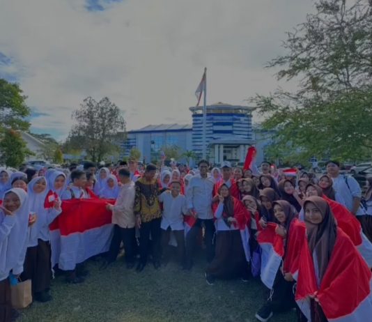 Sambut HUT RI ke-79, Dikbud Sultra Bagikan Ribuan Bendera Merah Putih Kepada Masyarakat