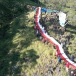 Bendera Merah Putih Sepanjang 79 Meter Dibentangkan di Puncak Pandang Kuku Buton