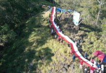 Bendera Merah Putih Sepanjang 79 Meter Dibentangkan di Puncak Pandang Kuku Buton