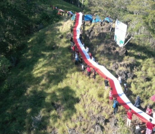 Bendera Merah Putih Sepanjang 79 Meter Dibentangkan di Puncak Pandang Kuku Buton