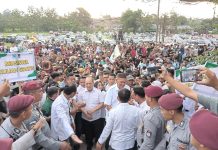 Ribuan Pendukung dan Simpatisan Antar Calon Gubernur Sultra Ruksamin-Sjafei Kahar Mendaftar di KPU