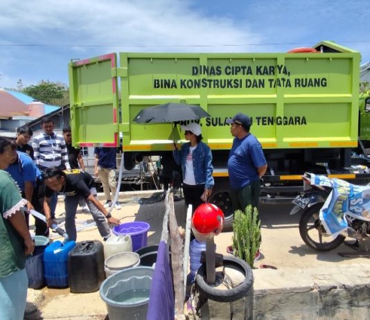 Dinas Cipta Karya, Bina Kontruksi dan Tata Ruang Sultra Salurkan 4.800 Liter Air Bersih