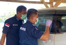 Tim Labfor Polda Sulsel Olah TKP Penyebab Retaknya Kaca Mobil Dinas Camat Baito