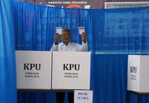 Pj Wali Kota Kendari Salurkan Hak Pilih di TPS 02 Kelurahan Bende