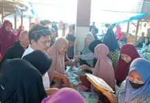 Abdul Azis Diserbu Emak-Emak dan Foto Bersama saat Kunjungi Pasar Sentral Landongi