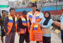 KUPP Kelas III Lapuko Kampanye Pelayaran dan Bagikan Puluhan Life Jacket Kepada Nelayan