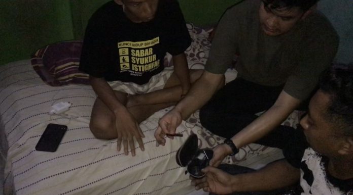 IMG-20241211-WA0089 Tim Narko 10 Kendari saat melakukan penangkapan pengedar narkotika jenis sabu di Kecamatan Puuwatu, Kota Kendari.