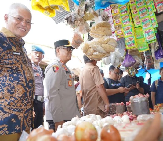 Jelang Ramadhan 1446 H, Sekda Sultra Tinjau Ketersediaan dan Stabilitas Harga Bahan Pokok