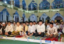 Gubernur Sultra Sholat Tarawih dan Berikan Bantuan Sembako di Masjid Raya Al-Kautsar Kendari