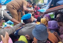 Bupati Mubar Bagikan Ratusan Karung Beras kepada Warga di Pasar Lawa