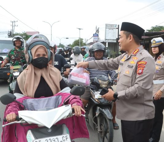 Polresta Kendari Berbagi Takjil di Bulan Suci Ramadhan