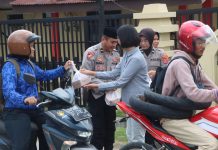 Polresta Kendari Bagikan Takjil Gratis di Bulan Ramadan, Wujud Nyata Pengabdian Polri Kepada Masyarakat