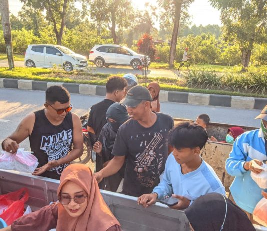 Peduli di Bulan Ramadan, Pengurus Fokmapp Desa Labunti Berbagi Takjil Gratis Kepada Masyarakat