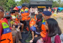 Brimob Polda Sultra Bantu Evakuasi Warga Terdampak Banjir di Desa Linomoyo
