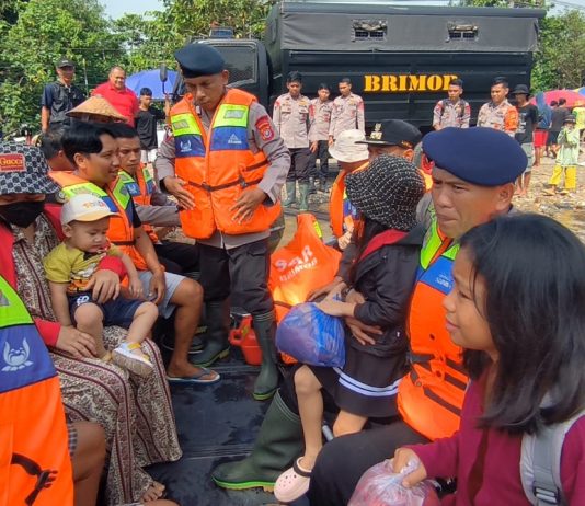 Brimob Polda Sultra Bantu Evakuasi Warga Terdampak Banjir di Desa Linomoyo