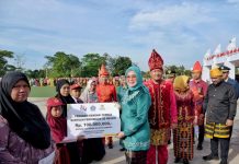 Hardiknas 2025, Wali Kota Kendari Serahkan Bantuan Pendidikan Rp106 Juta