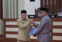 Sekda Sultra Serahkan Ranperda Pertanggungjawaban APBD 2024 ke DPRD