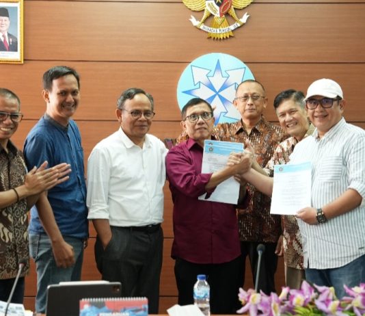 Disaksikan Dewan Pers, PWI Akhirnya Tandatangani Panitia Bersama Kongres Persatuan