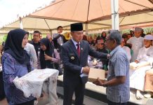 Jumat Berkah, Gubernur Sultra Bagikan Makanan Gratis Kepada Masyarakat