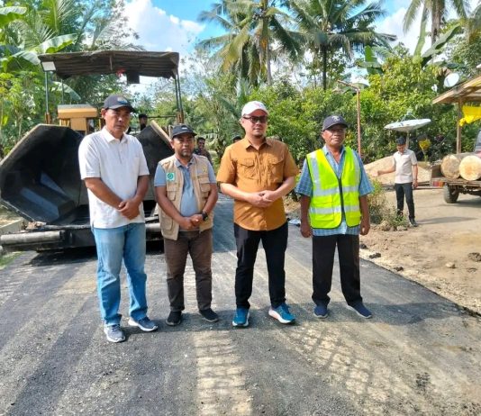 Bupati Koltim Cek Progres Pengaspalan Jalan di Desa Tasahea