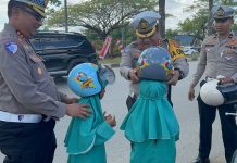 Operasi Patuh Anoa 2025, Dirlantas Polda Sultra Bagi Helm ke Pengendara
