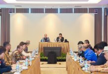 Rapat Kunjungan Kerja Komisi XII DPR RI, Gubernur Sultra Tegaskan Perusahaan Tambang Wajib Patuhi Aturan Gubernur Sulawesi Tenggara (Sultra), Mayjen TNI (Purn) Andi Sumangerukka menghadiri Rapat Kunjungan Kerja komisi XII DPR RI bertempat di Ruang Legend, Hotel Claro, Kendari pada Jumat,11 Juli 2025.