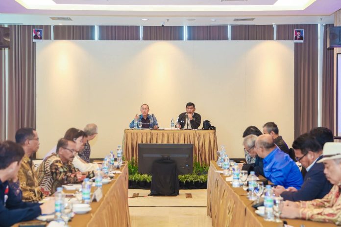 f670591e-8723-4966-a16f-be356ba59f9f Gubernur Sulawesi Tenggara (Sultra), Mayjen TNI (Purn) Andi Sumangerukka menghadiri Rapat Kunjungan Kerja komisi XII DPR RI bertempat di Ruang Legend, Hotel Claro, Kendari pada Jumat,11 Juli 2025.