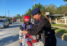 Brimob Polda Sultra Bagikan dan Pasangkan Bendera Merah Putih Kepada Pengguna Jalan di Kendari