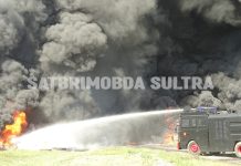 Brimob Polda Sultra Kerahkan Dua Water Cannon Padamkan Kebakaran Pabrik Ban Bekas di Konsel