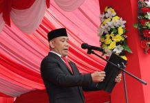 Upacara HUT ke-80 RI Berlangsung Khidman, Ketua DPRD Konawe Selatan Bacakan Teks Proklamasi Ketua DPRD Konsel, Hamrin S.Kom M.Ap, mendapat kehormatan membacakan naskah Proklamasi Kemerdekaan pada upacara HUT ke-80 RI, Minggu (17/8/2025) di Konsel.