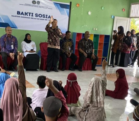 Imigrasi Sultra Salurkan Bantuan Paket Gizi untuk Puluhan Anak TK di Wakatobi